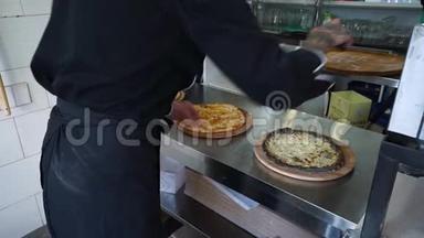 一个年轻的<strong>披萨</strong>师在餐厅的厨房准备<strong>披萨</strong>。 厨师用刀子把比萨<strong>饼</strong>切成碎片