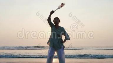 日落时分，一位资深女士在海滩上练习<strong>太极</strong>气球