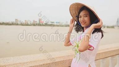 <strong>越南</strong>女孩穿着<strong>民族</strong>服装和服装在岘港市的海滨摆姿势。 在后面
