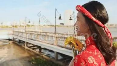 穿着民族服装的亚洲女孩和穿着越南傣族服装沿着岘港市的堤岸散步