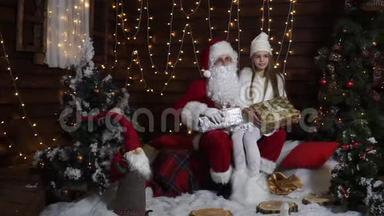 圣诞老人和一个小精灵在白雪公主的广告礼物