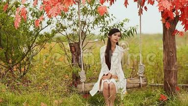 <strong>亚洲</strong>美丽的越南女孩，<strong>长发</strong>在秋季花园的秋千上。 越南。