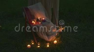 装饰<strong>精美</strong>的婚礼椅和<strong>蜡烛</strong>的景色。 晚上的婚礼。