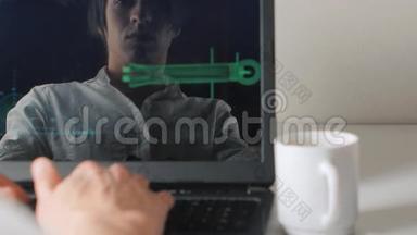 程序员在电脑上工作的显示器上的反射和喝咖啡。 两次曝光。