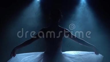 芭蕾舞演员芭蕾舞的剪影。 关闭慢动作。