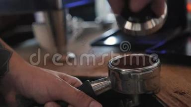 现代咖啡店咖啡师制作的咖啡拿铁艺术