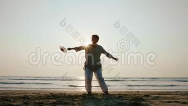 日落时分，一位资深女士在海滩上练习太极气球