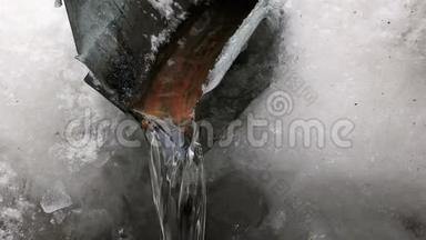 冬天，水从<strong>冰冻</strong>的管道中流出