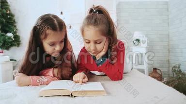 两个孩子坐在一个白色的房间里，在背景绿<strong>树下看书</strong>。
