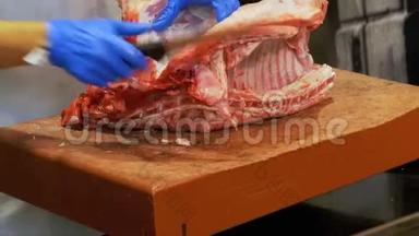 在拉布奎利亚市场上用刀切牛肉肋肉。 巴塞罗那。 西班牙
