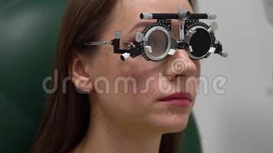 在眼科医生<strong>招待</strong>会上的女人。 眼睛检查和眼镜镜片的选择