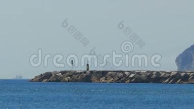 在直布罗陀岩石附近的海边看灯塔。 西班牙。