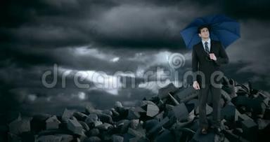 暴风雨中撑伞站在碎石上的商人