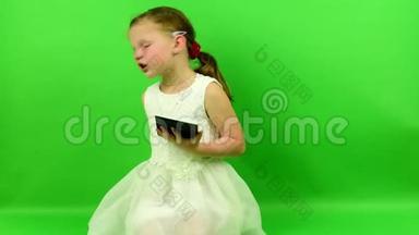 女孩使用电子阅读器。 小女孩在色度键背景。
