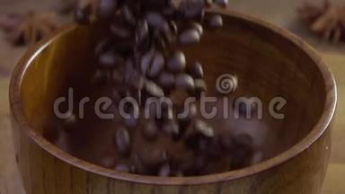 咖啡豆放在一个<strong>木碟</strong>上. 灰色背景。 种子的坠落和飞行视频