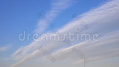 日落时白云在蓝天上移动. 蓝天背景有白云。 4K版。 时移云