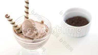 <strong>冰淇淋</strong>碗中的<strong>冰淇淋</strong>，装饰着晶片卷，撒上磨碎的巧克力。