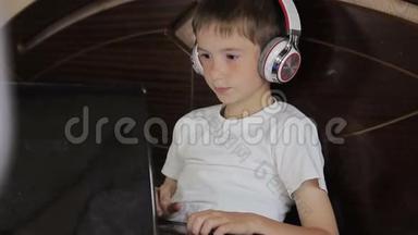 这个<strong>男孩</strong>躺在床上<strong>听音乐</strong>，或者用他的平板电脑上一节电子学习课，它连接着一对