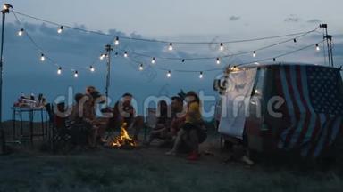 一群旅友在露营地煎香肠