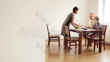 一家人在餐厅吃早餐：母亲给儿子和丈夫提供煎蛋卷