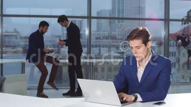 商务，人事，文书工作和技术概念-忙碌的商人与笔记本电脑和文件在办公室工作。