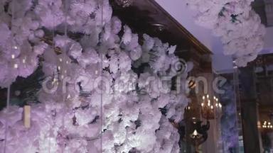 餐厅婚礼装饰及安排.. 一<strong>朵朵</strong>白色的玫瑰和菊花挂在新婚夫妇的头桌上