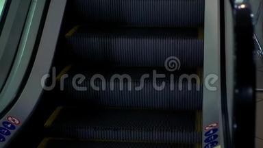 自动扶梯楼梯。 楼梯扶梯上升