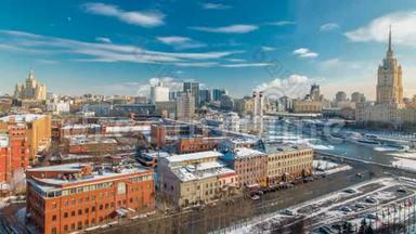 莫斯科冬季<strong>城市</strong>的<strong>俯视图</strong>. 冰冻河流的<strong>城市</strong>景观