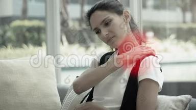 女人因疼痛或疼痛按摩她的脖子和肩膀
