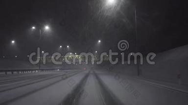 晚上在雪地里的高速公路上开车