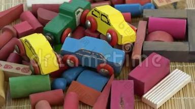 旋转五颜六色的木制儿童汽车模型和玩具背景