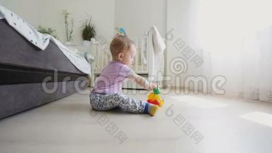 在<strong>客厅地板</strong>上玩耍的可爱的蹒跚学步的孩子的多莉照片