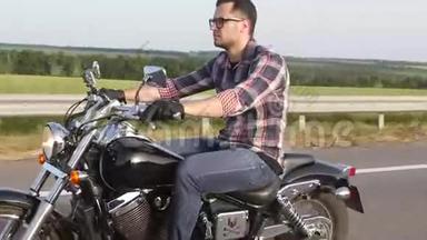 戴眼镜的严肃男人骑摩托车。 <strong>间接</strong>射击