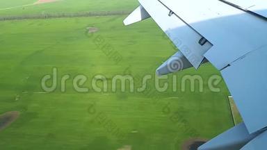飞机降落<strong>在机场</strong>，从窗口可以看到飞机降落的景色