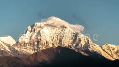 尼泊尔<strong>喜马拉雅</strong>山脉移动云中日出的达拉吉里山雪峰。 时间推移
