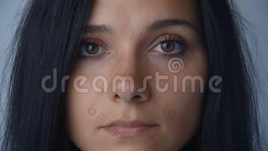 一幅<strong>深褐色</strong>眼睛、<strong>深褐色</strong>皮肤的年轻女子的特写肖像