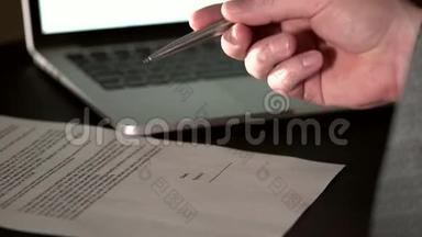 那人的手在商务文件上留下了签名，他`特写镜头.