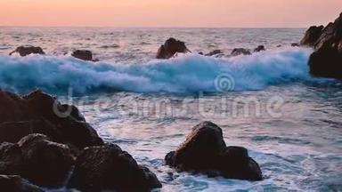 大片蓝色波涛汹涌的海浪缓缓飞溅，撞击泰国海滩。