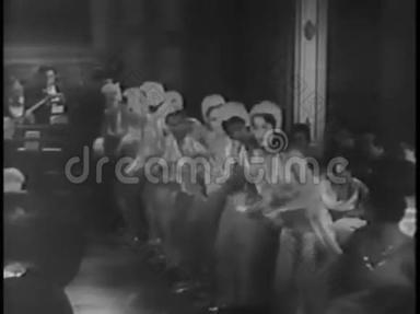 20世纪30年代，男踢踏<strong>舞者</strong>加入夜总会的女<strong>舞者</strong>