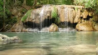 埃拉万瀑布，泰国坎恰纳布里<strong>著名的</strong>旅游<strong>景点</strong>。 埃拉万瀑布是热带瀑布