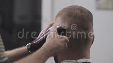 用电动剃须刀关闭男士美发。 用电动修边器造型