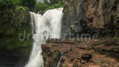 位于巴厘岛乌布德附近的特根甘瀑布。 瀑布撞击水面。 巴厘岛最好的旅游胜地之一