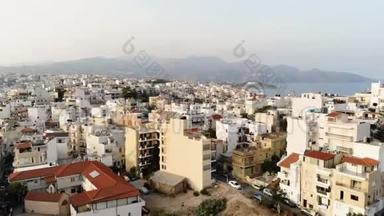 阴天时鸟瞰<strong>城市</strong>Agios Nikolaos.. <strong>海边</strong>的<strong>城市</strong>。 4K