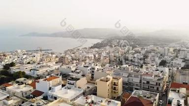 阴天时鸟瞰<strong>城市</strong>Agios Nikolaos.. <strong>海边</strong>的<strong>城市</strong>。 4K