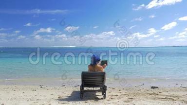 在蓝色泻湖海岸沐浴阳光的女人
