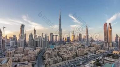 迪拜市中心的天际线一天到一夜之间，从迪拜的顶部可以看到<strong>哈利</strong>法塔和其他塔的全景