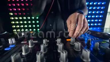 调音台上的DJ手改变设置。