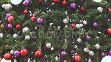 彩色<strong>气球</strong>里的圣诞树。 下雪了。 特写背景。 新年<strong>主题</strong>。