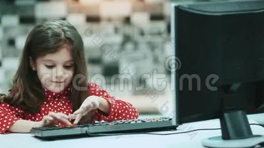 一个留着深色头发的<strong>小女生</strong>和一件带有圆点图案的衬衫，在家里的电脑里工作，打字。