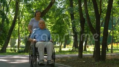 把丈夫<strong>推</strong>在<strong>轮椅</strong>外面的老女人